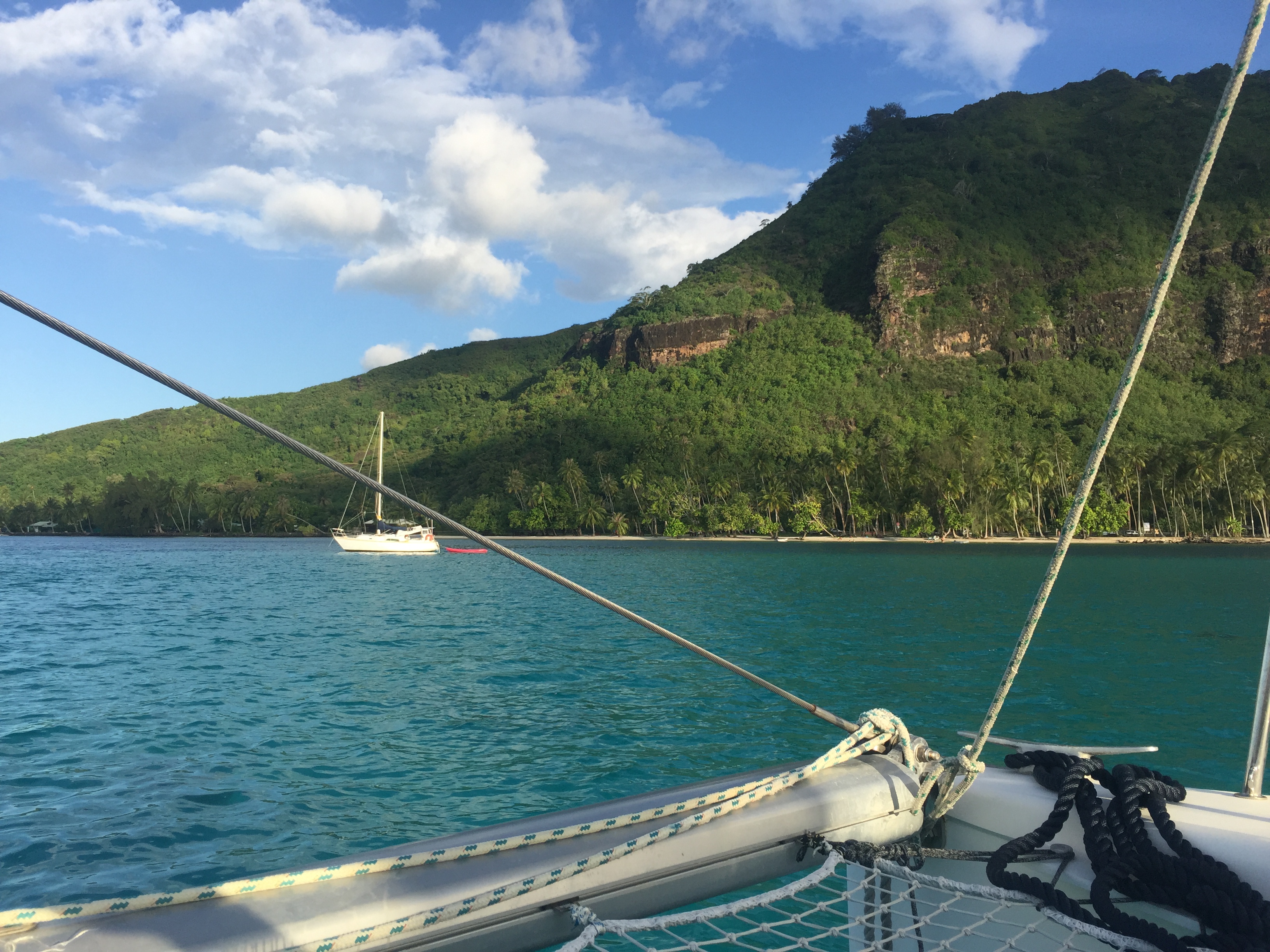 Vue depuis le pont du bateau vers le lagon et les montagnes de Tahiti