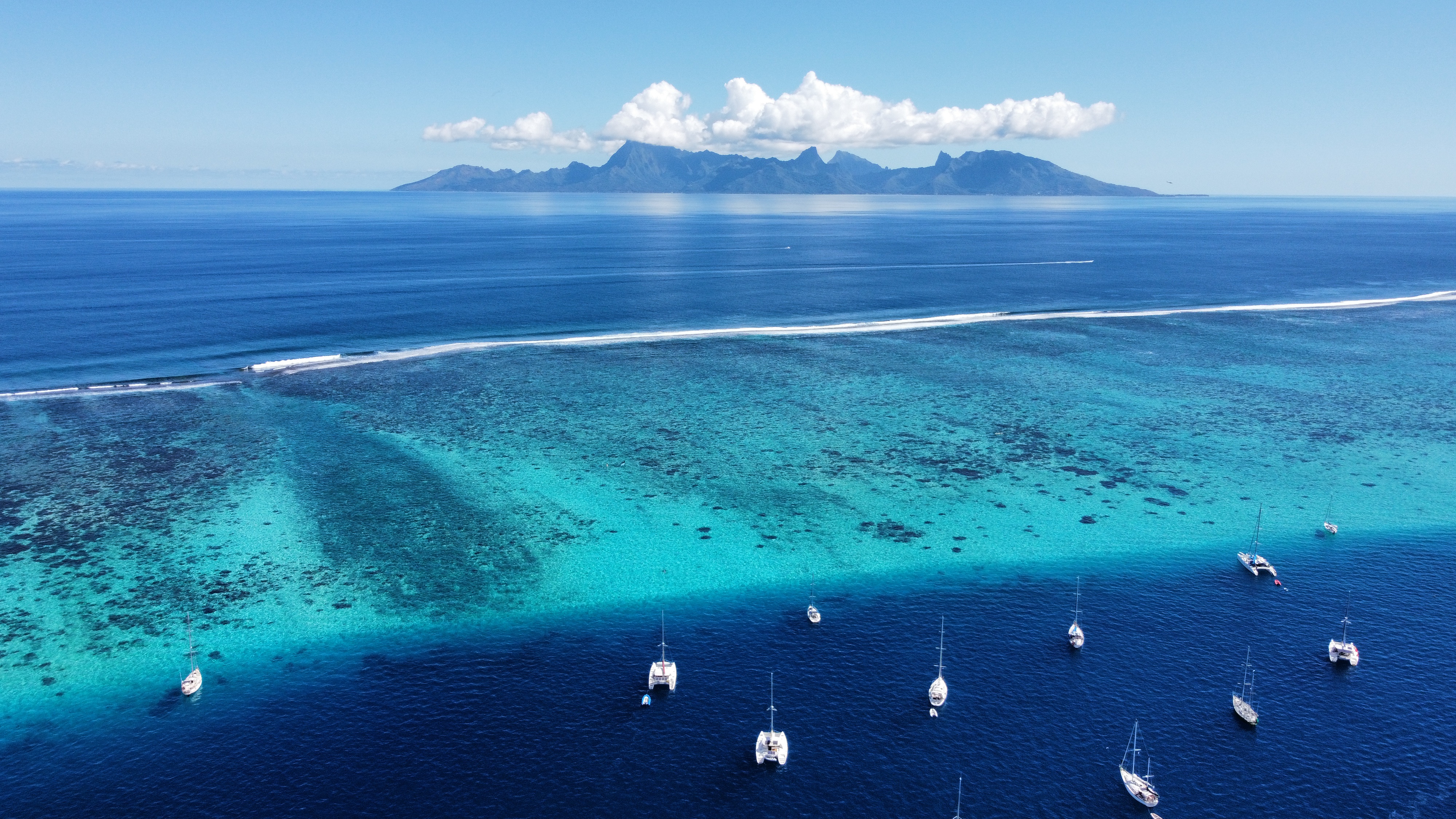 Récif turquoise de Tahiti vu depuis le ciel