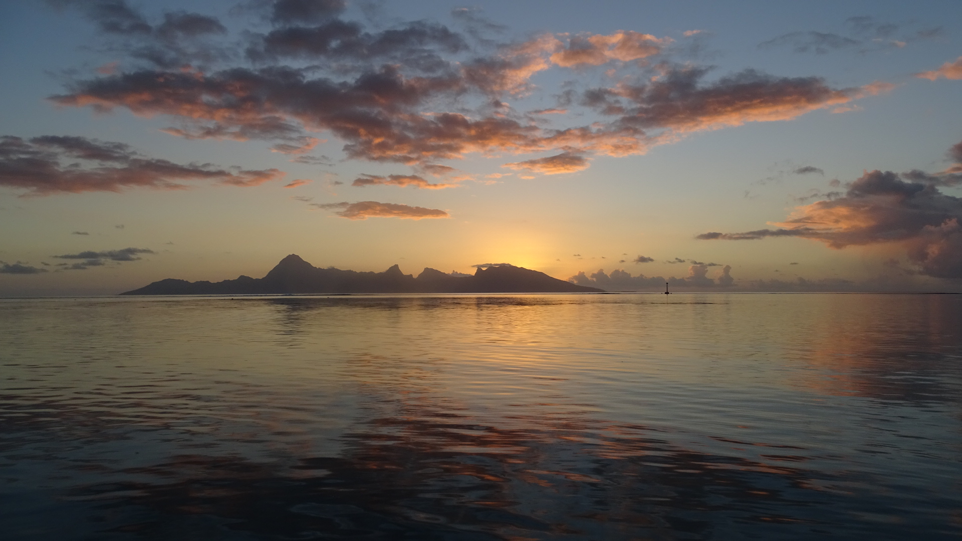 Lagon calme après le coucher du soleil
