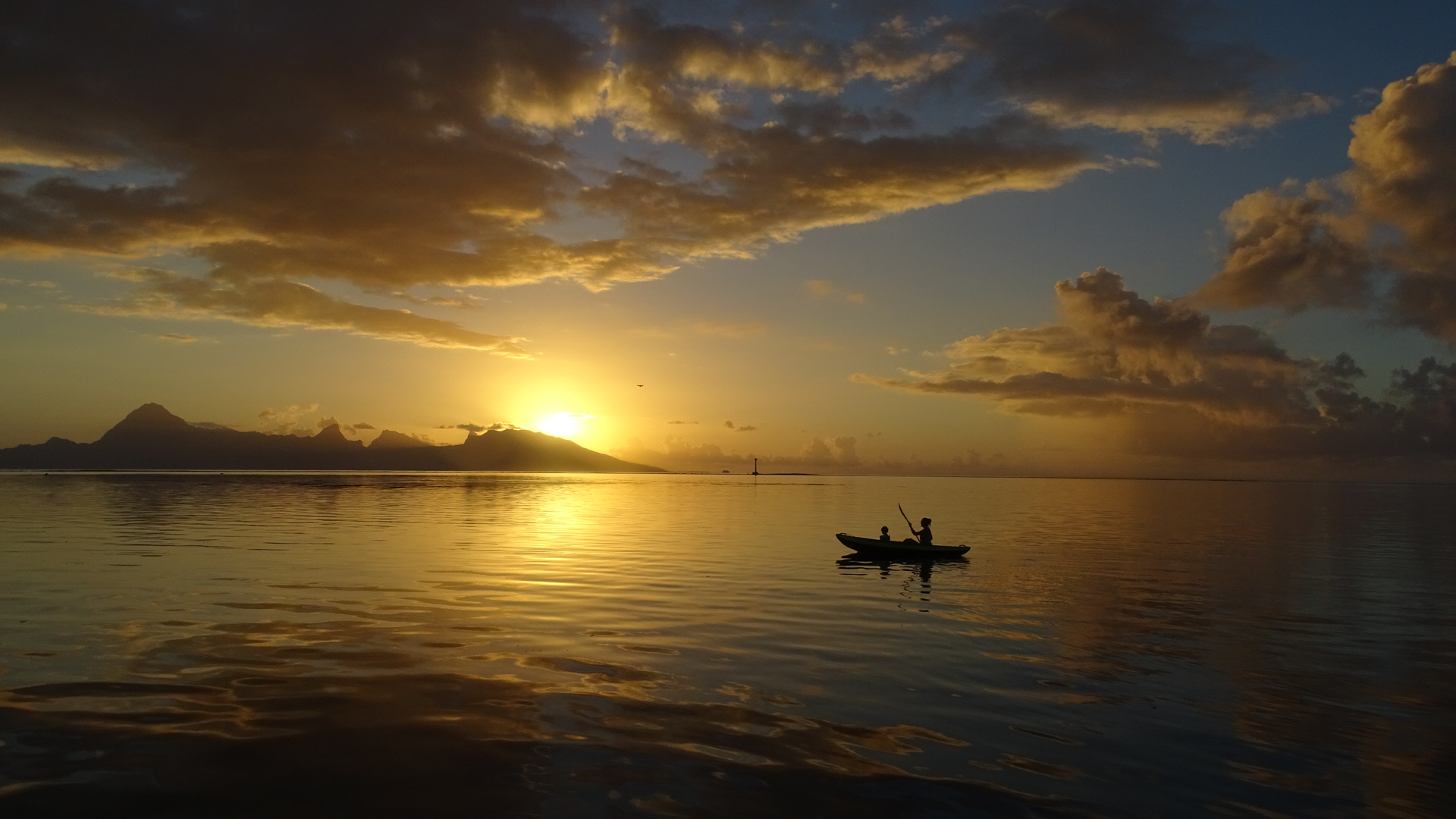 Kayak sur le lagon au coucher du soleil