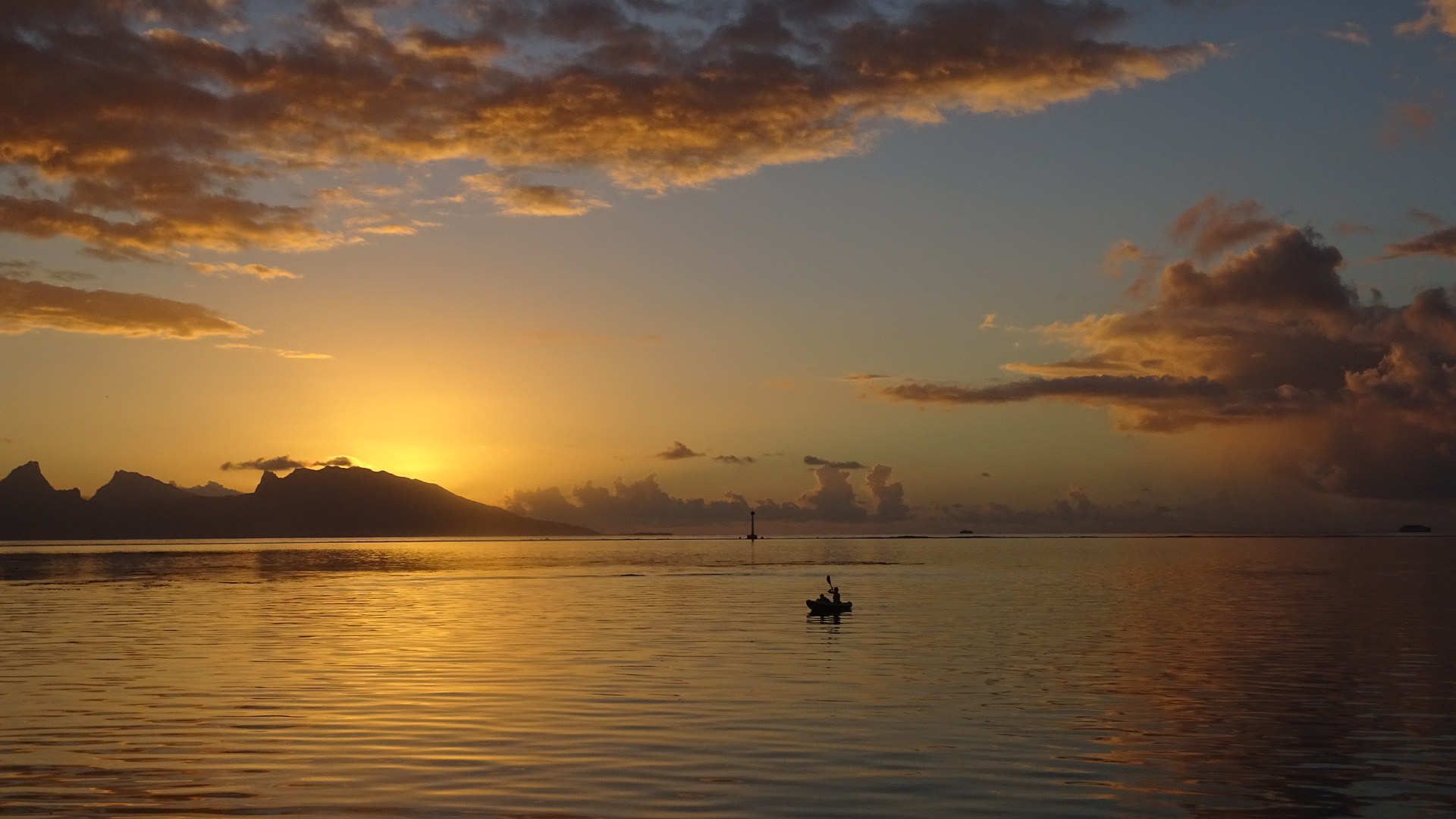 Silhouette de Moorea et kayak au coucher du soleil